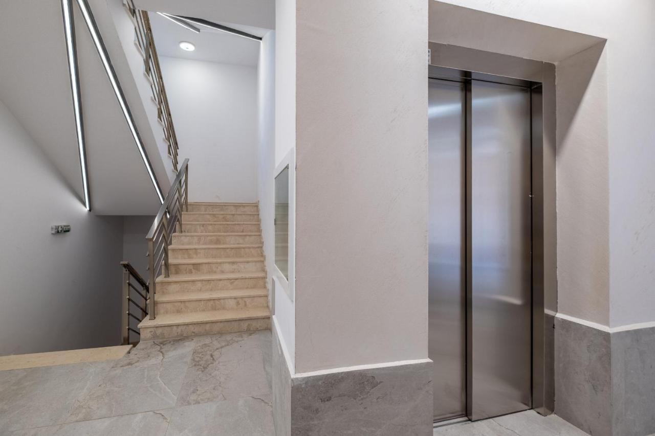 Emirates Lux Apartment And Parking Sofia Exterior foto